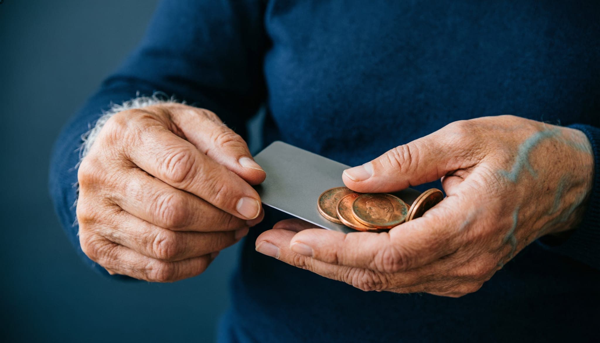 Банк «Санкт-Петербург» выплатит 4000 рублей пенсионерам за перевод пенсии на карту